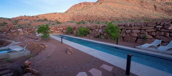 Luxury Service 5 Bedrooms - Sleeps 10 – Private Pool - Daily HSK