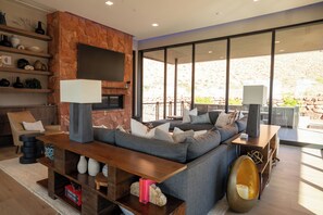 Smart TV, chimenea, libros, biblioteca de música