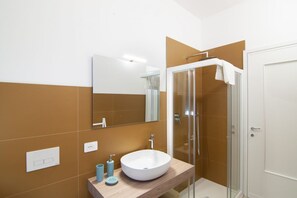 Dusche, Haartrockner, Bidet, Handtücher