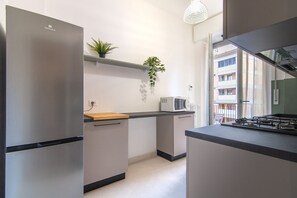 Kühlschrank, Mikrowelle, Ofen, Herdplatte