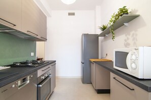 Frigorífico, microondas, horno y placa de cocina