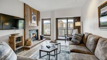 Smart TV, chimenea y libros