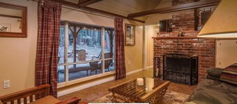 LAZY BEAR CABIN! Sleeps 10-12, wheelchair accessible, great Highway 4 location.