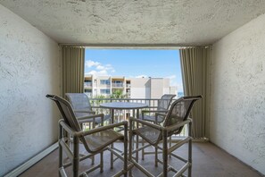 Dining - Castle Reef 428 - Lovely location on No drive Beach (New Smyrna Beach)