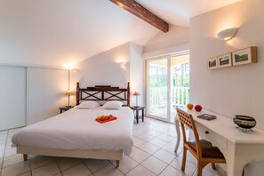 4 habitaciones, tabla de planchar con plancha, cuna de viaje y wifi 