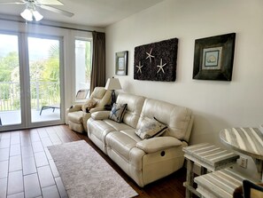Smart TV - 1BR Condo - Pool, free beach tram, large balcony, full kitchen, washer/dryer (Miramar Beach)