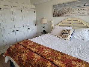 1 bedroom, free WiFi, bed sheets - 1BR w Private Balcony🌴 Free Beach Tram, Lagoon Pool, Full Kitchen, Washer&Dryer (Miramar Beach)
