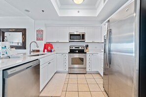 ثلاجة، ميكروويف، فرن، موقد طهي مسطح