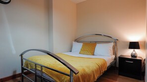 2 dormitorios, tabla de planchar con plancha, wifi gratis y ropa de cama