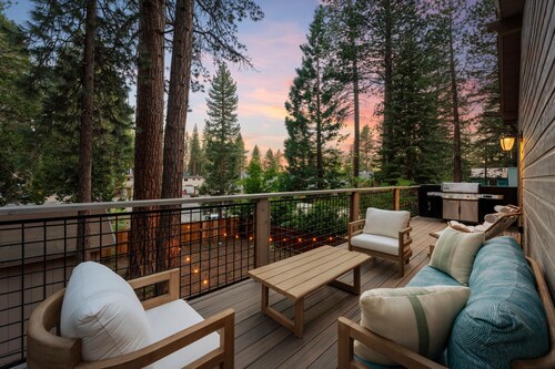 One Block to Restaurants/Brewery/Beach; 8 min to Skiing. Modern mountain luxury.