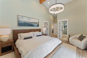 3 bedrooms, iron/ironing board, travel crib, free WiFi - One Block to Beach, Restaurants, Bars, Brewery. Modern mountain luxury. (Kings Beach)