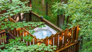 Outdoor spa tub - Lazy Bear Den of Cherry Log Mountain (Blue Ridge)
