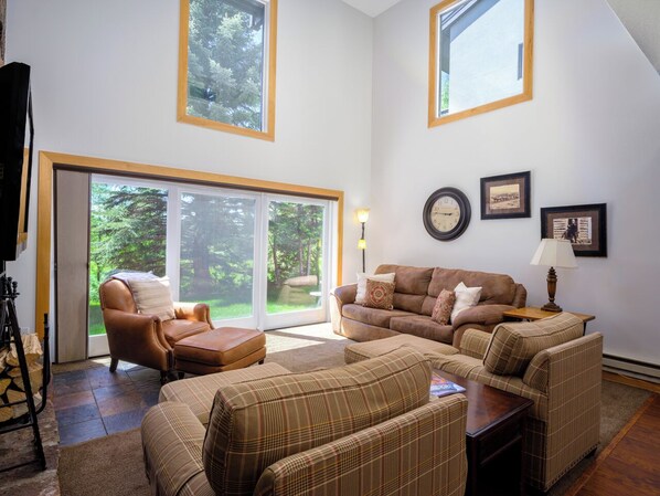 Smart TV, fireplace, DVD player - RMR: Four Seasons I Unit 2 Condo in Teton Village (Teton Village)