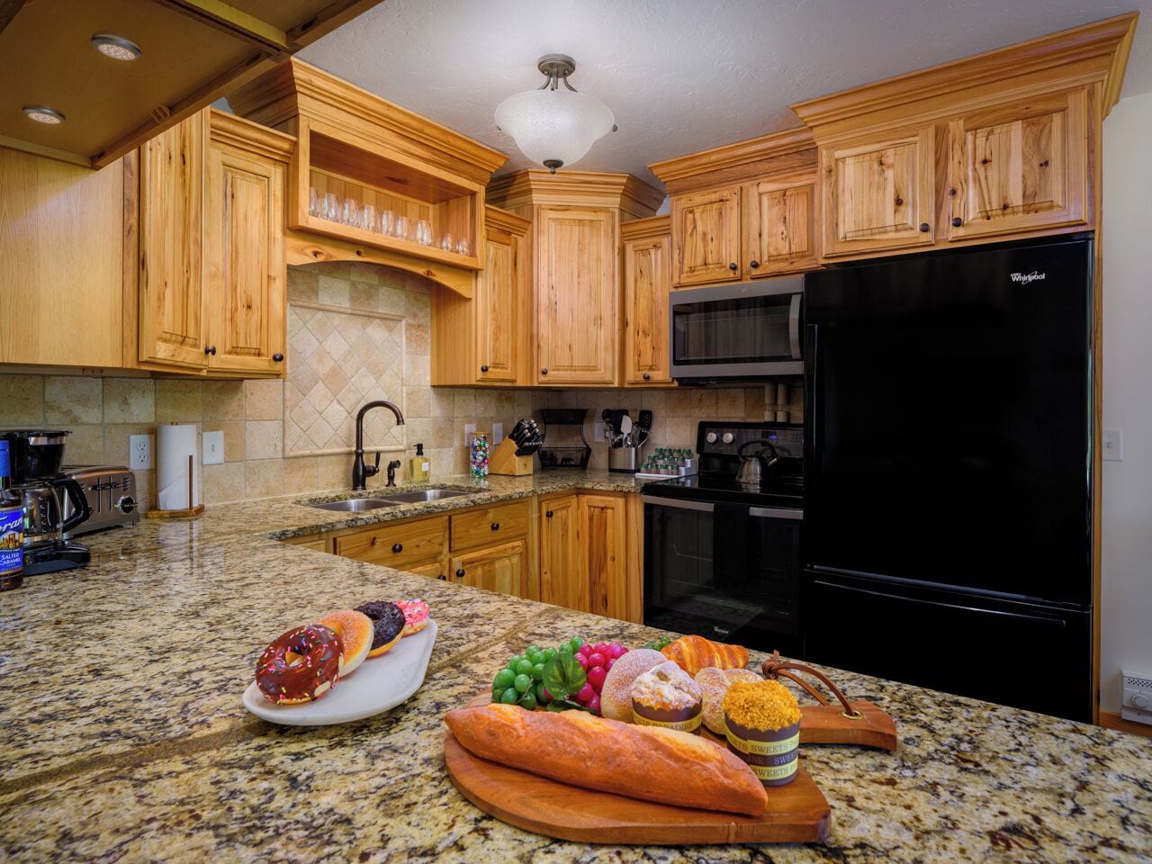 Køleskab, mikrobølgeovn, ovn, kogeplade