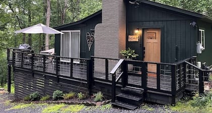Lakota Cabin ~ mountain retreat • Hot tub • EV Charger
