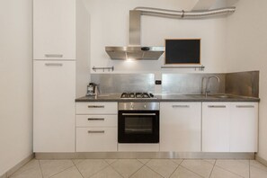 Een koelkast, een oven, een kookplaat, een vaatwasser