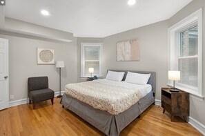 Iron/ironing board, WiFi, bed sheets - Long Term for up to 8, spacious & cozy 3-BDR condo (Chicago)