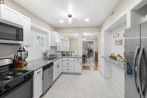 Private kitchen - Long Term for up to 8, spacious & cozy 3-BDR condo (Chicago)