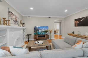 Living area - Long Term for up to 8, spacious & cozy 3-BDR condo (Chicago)
