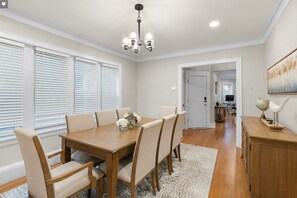 Dining - Long Term for up to 8, spacious & cozy 3-BDR condo (Chicago)