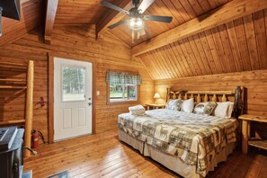 1 bedroom, desk, iron/ironing board, travel cot - Log Cabin Retreat in the Montana Wilderness (Hamilton)