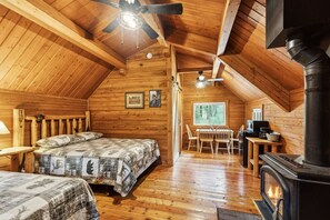 1 Schlafzimmer, Schreibtisch, Bügeleisen/Bügelbrett, Reisekinderbett