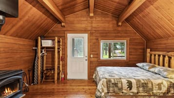 1 habitación, escritorio, tabla de planchar con plancha y cuna de viaje