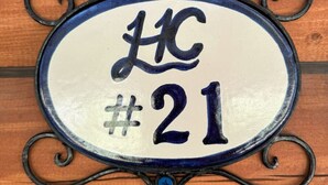 Una placa con el número de casa que muestra las letras 