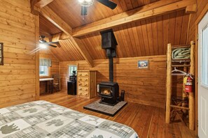 1 slaapkamer, een bureau, een strijkplank/strijkijzer, reisbedje