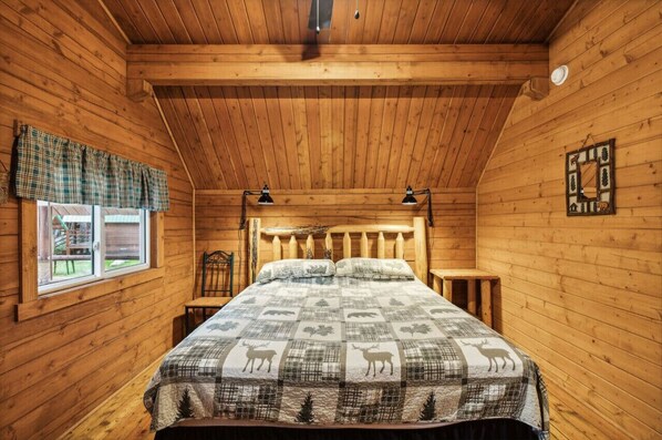 1 quarto, escrivaninha, ferros/tábuas de passar roupa, berço de viagem