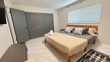 4 bedrooms, desk, WiFi, bed sheets