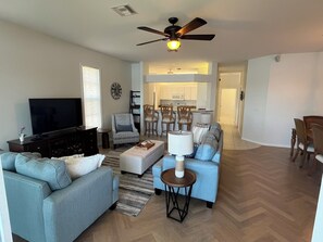 Smart TV, offices - 3-bedroom condo in beautiful Naples with a phenomenal lake view (Naples)