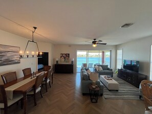 Smart TV, offices - 3-bedroom condo in beautiful Naples with a phenomenal lake view (Naples)