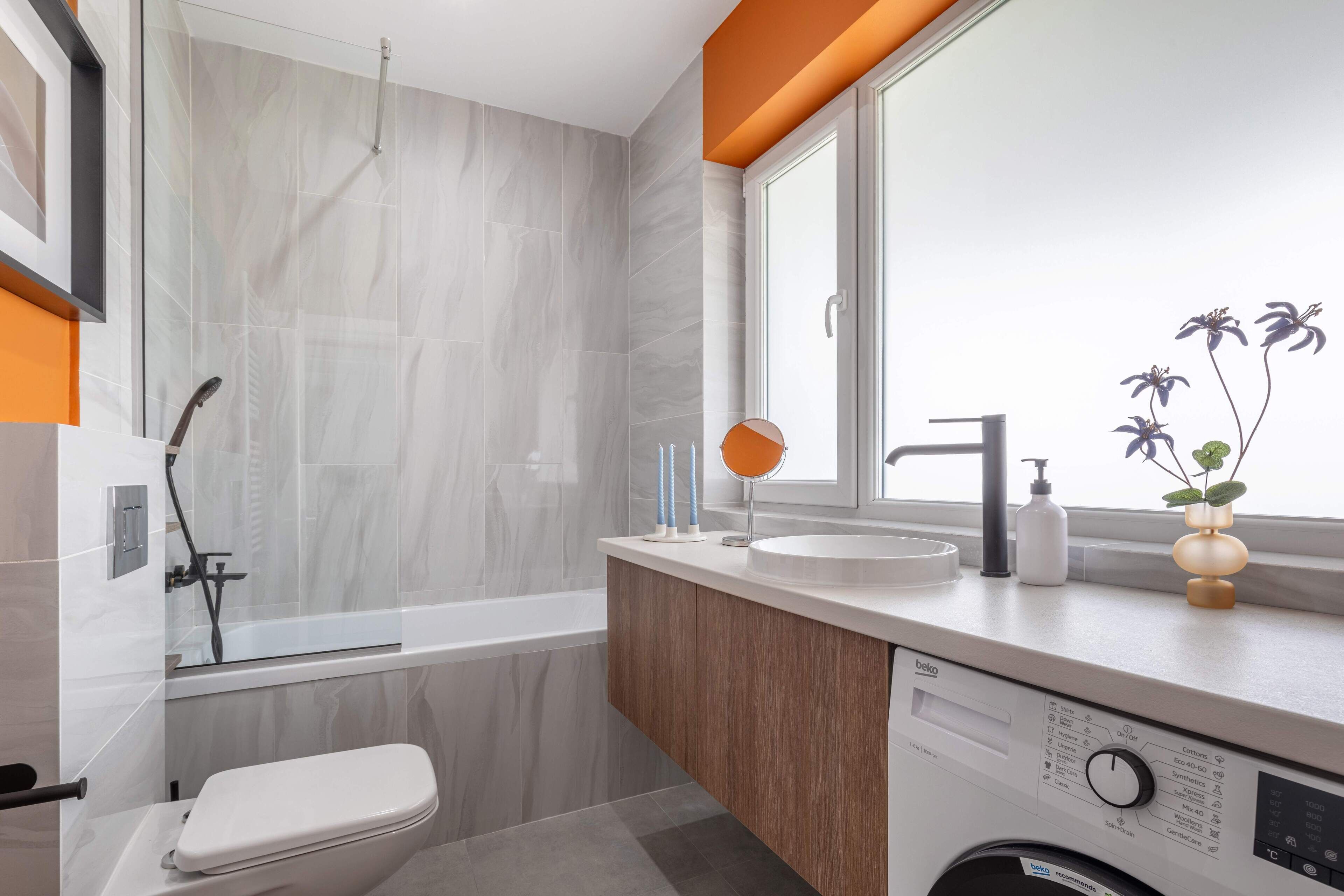 Deluxe Apartment, 1 King Bed, Non Smoking, Kitchen | Bathroom | Combined shower/tub, free toiletries, hair dryer, towels