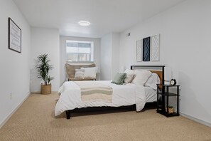 6 bedrooms, desk, WiFi, bed sheets