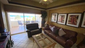 Télévision, baby-foot, table de tennis de table