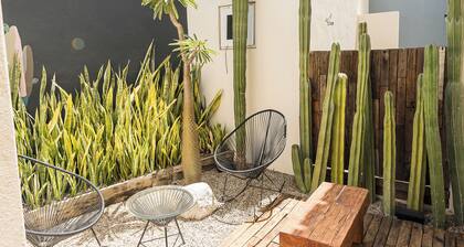 Grand Villa w Private Patio & Parking