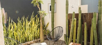 Grand Villa w Private Patio & Parking