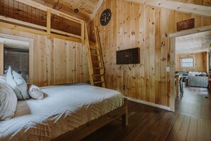 2 bedrooms, WiFi, bed sheets - The Nest @ The Treehouses | Hocking Hills, Hot Tub (South Bloomingville)