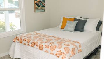 3 bedrooms, desk, WiFi, bed sheets