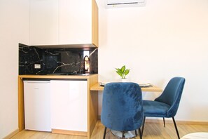 冷蔵庫、コンロ、調理器具と食器