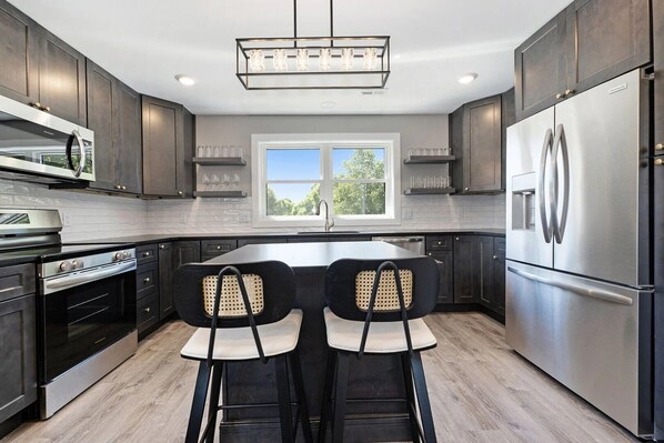 Réfrigérateur, micro-ondes, four, plaque de cuisson