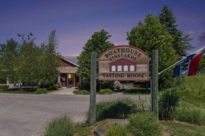 Exterior - 🌲 The Birches ➠ Luxury Condotel in Downtown Lake Leelanau | U3 (Lake Leelanau)