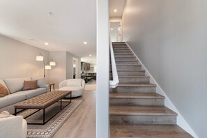 TV - 🌲 The Birches ➠ Luxury Condotel in Downtown Lake Leelanau | U3 (Lake Leelanau)