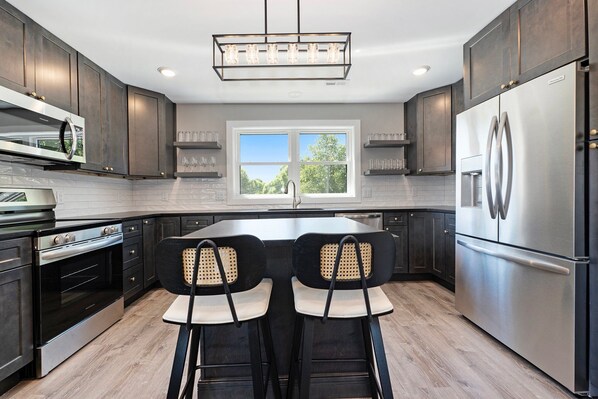 Fridge, microwave, oven, stovetop - 🌲 The Birches ➠ Luxury Condotel in Downtown Lake Leelanau | U3 (Lake Leelanau)