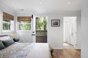 4 bedrooms, iron/ironing board, WiFi, bed sheets - Neighborhood Charm in Buckhead. Near Hospital, Schools, Restaurants, Shops (Atlanta)