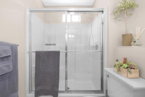 Een douche, een haardroger, handdoeken