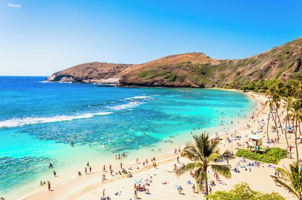 Una playa cerca, sillas reclinables de playa, toallas de playa