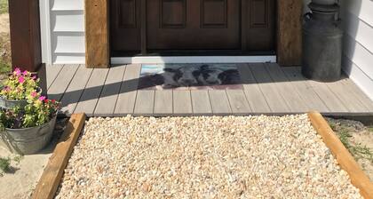 Bay Dream Believer Cottage on Beautiful East River Waterfront