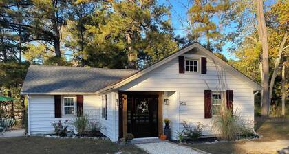 Bay Dream Believer Cottage on Beautiful East River Waterfront